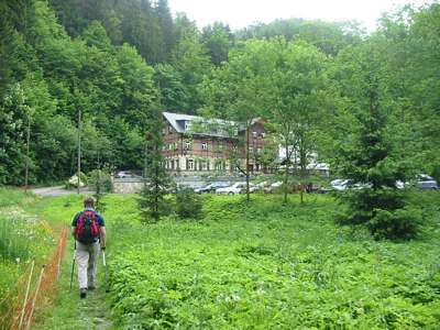 Auf der anderen Seite des Flu&szlig;es steht das Forsthaus - hier werden wir eine Rast einlegen.