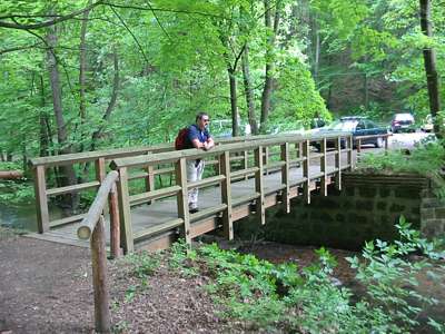 Von so einer Br&uuml;cke kann man gut nach Forellen Ausschau halten.