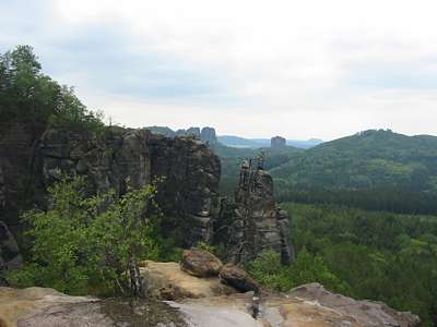 Der Blick nach Westen, mit der Brosin-Nadel, dahinter von links nach rechts: Schrammsteine, Falkenstein und Hohe Liebe.