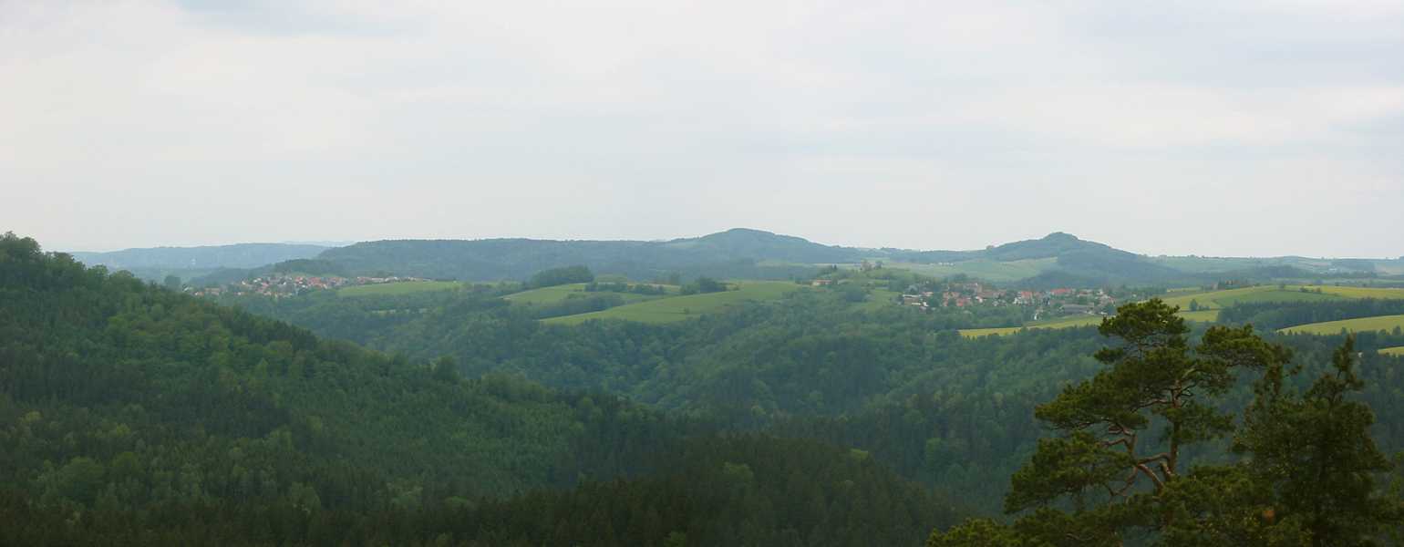 Der Blick nach Norden, links liegt Mittelndorf, rechts Lichtenhain. Der Verlauf des Kirnitzsch-Tales davor ist erkennbar.