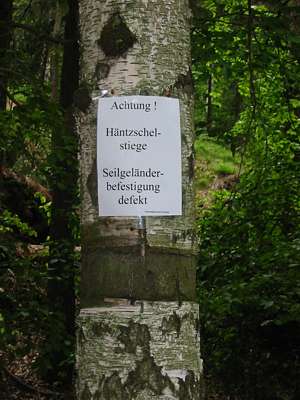Oben wie unten - am Zugang zur Stiege wird gewarnt.