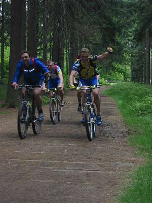 Die vier Radfahrer sind echt gut drauf und schnell.