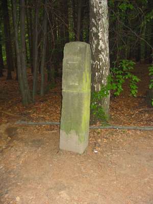 Dieser alte Stein zeigt an, dass wir auf dem richtigen Weg sind - zum Zeughaus.