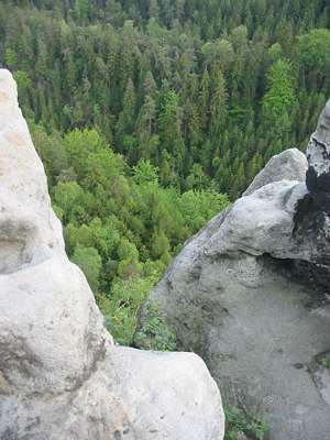 Blick ins Tal hinunter, hier kann man gut sitzen und schauen.