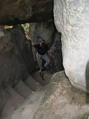 Ein nat&uuml;rliches Burgtor mit einer uralten Treppe.