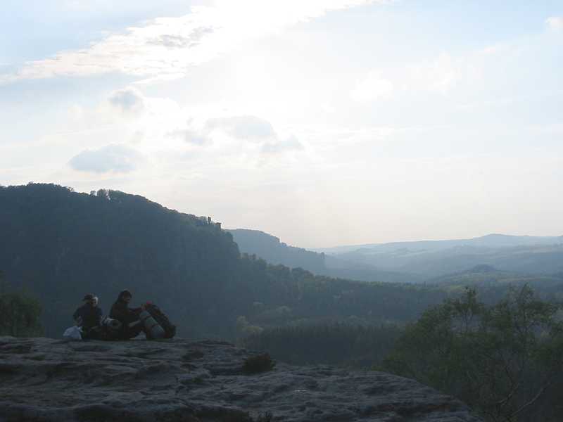 Der erste Eindruck, das Paar in der Abendsonne, in der Ferne der kleine Winterberg und die Affensteine - herrlich!