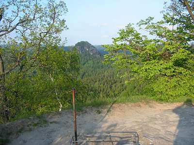 Blick zu den Lorenzsteinen, im Vordergrund die gesicherte Grube.