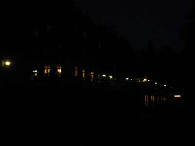 Eine Insel in der Nacht - das Forsthaus.