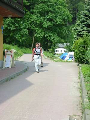 Wir treffen uns vor dem Sanit&auml;rgeb&auml;ude.