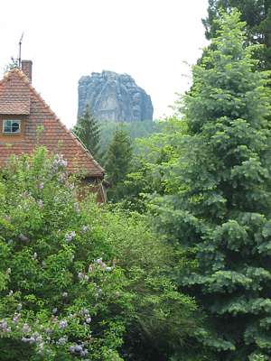 Stolz und trotzig steht er da, weithin sichtbar.