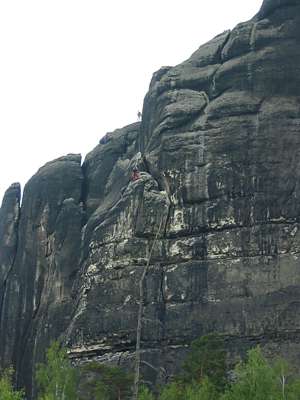 Es ist faszinierend, wie die Bergsteiger den Aufstieg meistern.