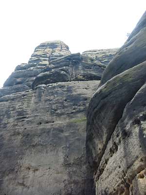 Die Felsen um uns herum sind beeindruckend.