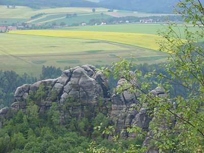 Blick nach S&uuml;d-West, &uuml;ber das Gro&szlig;e Schrammtor in Richtung Reinhardtsdorf-Sch&ouml;na.
