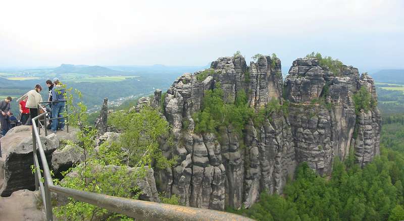 Blick nach Westen, die Elbe in Richtung Bad Schandau und das Schrammsteinmassiv mit dem Hohen Torstein.