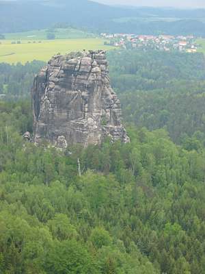 Blick nach Nord-West, der Falkenstein, im Hintergrund das Dorf Altenstein.