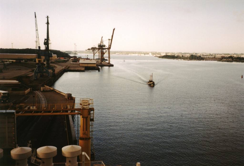 Blick in das Hafenbecken, die ersten Schiffe laufen aus.