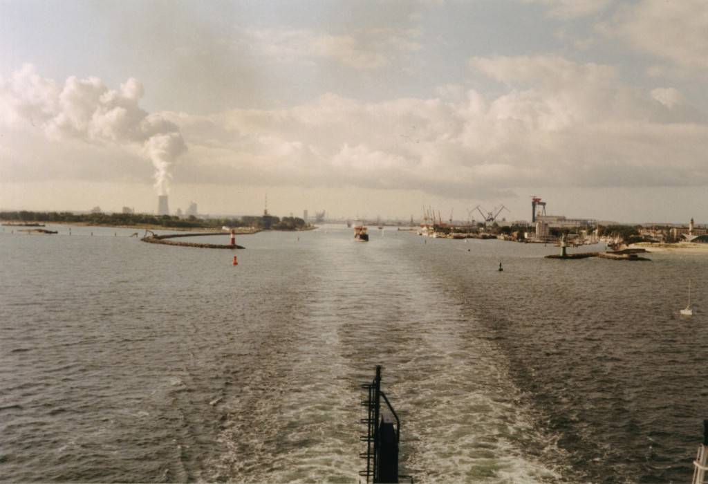 Wir verlassen den Hafen, das Schiff der TT-Line folgt uns immer noch.
