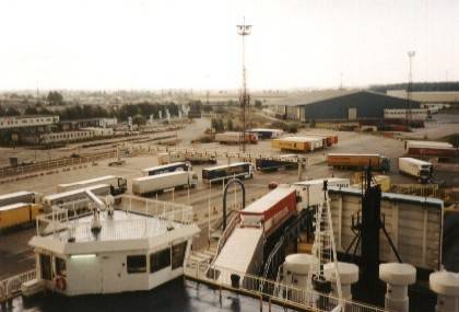 Nach den PKW's, die schon verladen sind, windet sich die schier endlose Schlange der Laster die Gangway hinauf.