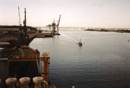 Blick in das Hafenbecken, die ersten Schiffe laufen aus.
