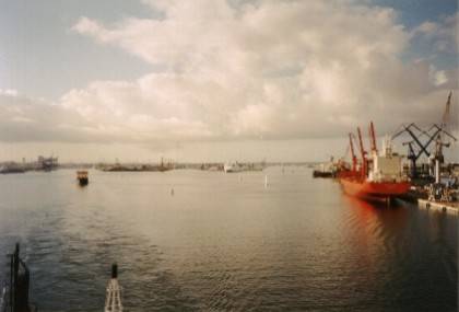 Das rote Schiff rechts wird neu aufgebaut.
