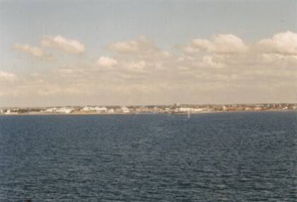 Langsam kann man Einzelheiten vom Trelleborger Hafen und der Stadt erkennen.
