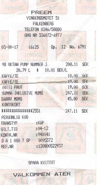 Wir brauchen einen Kaffee und Benzin, der Liter Super Plus kostet umgerechnet etwa 1,14 &euro;.