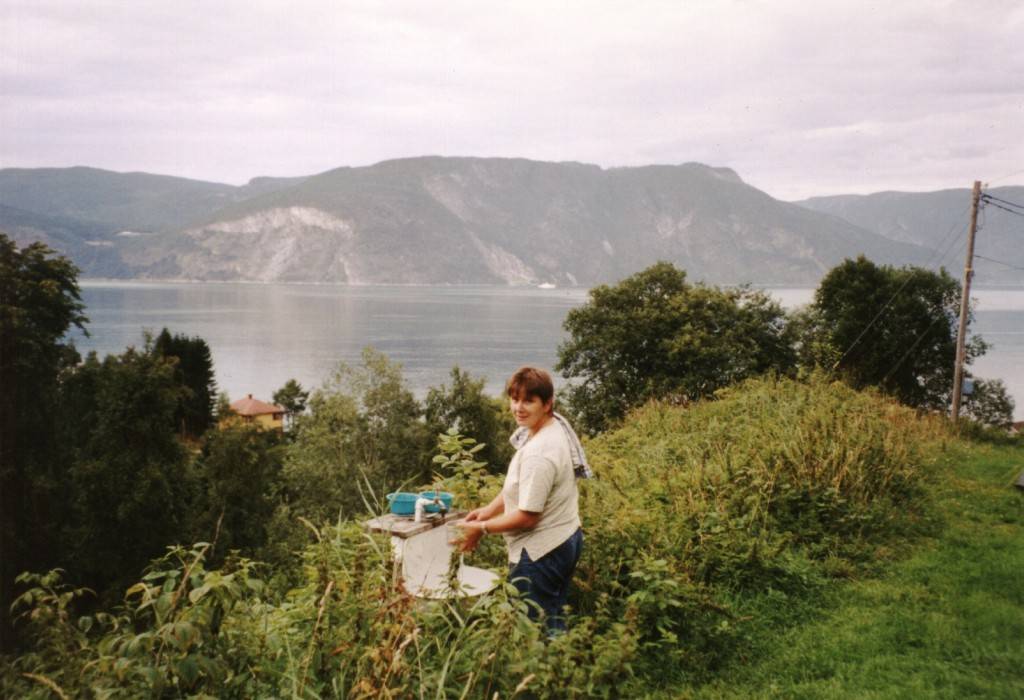 Praktisch, so eine Freiluftküche mit Omas Waschbecken und Blick auf den Fjord.