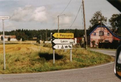 H&oslash;ysandveien ist die Stra&szlig;e nach H&oslash;ysand, das gef&uuml;llte Zeltplatzsymbol bezeichnet einen Zeltplatz der gehobenen Klasse.