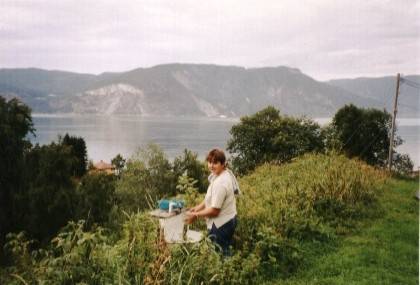 Praktisch, so eine Freiluftk&uuml;che mit Omas Waschbecken und Blick auf den Fjord.