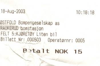 An der Mautstelle auf der E16 geht es schnell, die Passage kostet knapp 2 &euro;.