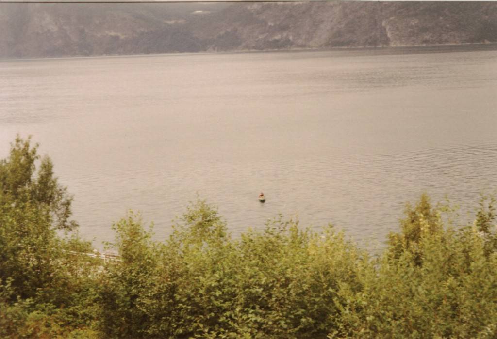 Da auf dem Fjord ist ja der einsame Paddler mit seinem Kanadier.