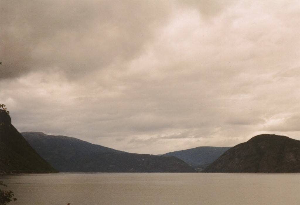 Man sieht den Wolken über dem Fjord an, was sie vorhaben.
