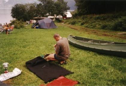 Nach dem Regen auf der feuchten Wiese - das Boot ist schon fertig, nun ist das Angelzeug dran.