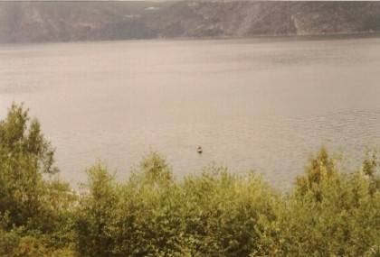 Da auf dem Fjord ist ja der einsame Paddler mit seinem Kanadier.