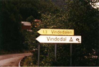 Auf dem Weg zum Steg kommt man an dem Schild vorbei, das uns die Richtung zum Zeltplatz gewiesen hat.
