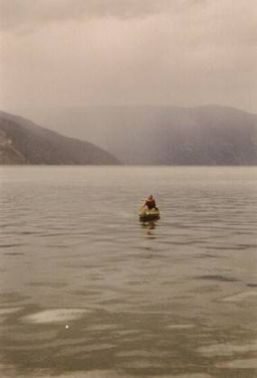 Der Fjord ist wie ein Spiegel, mal sehen, was Evi will..