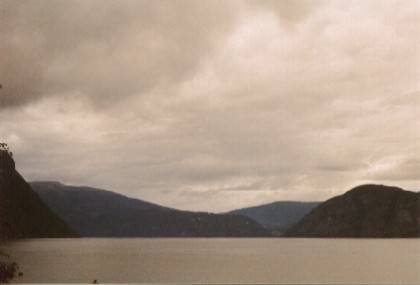 Man sieht den Wolken &uuml;ber dem Fjord an, was sie vorhaben.