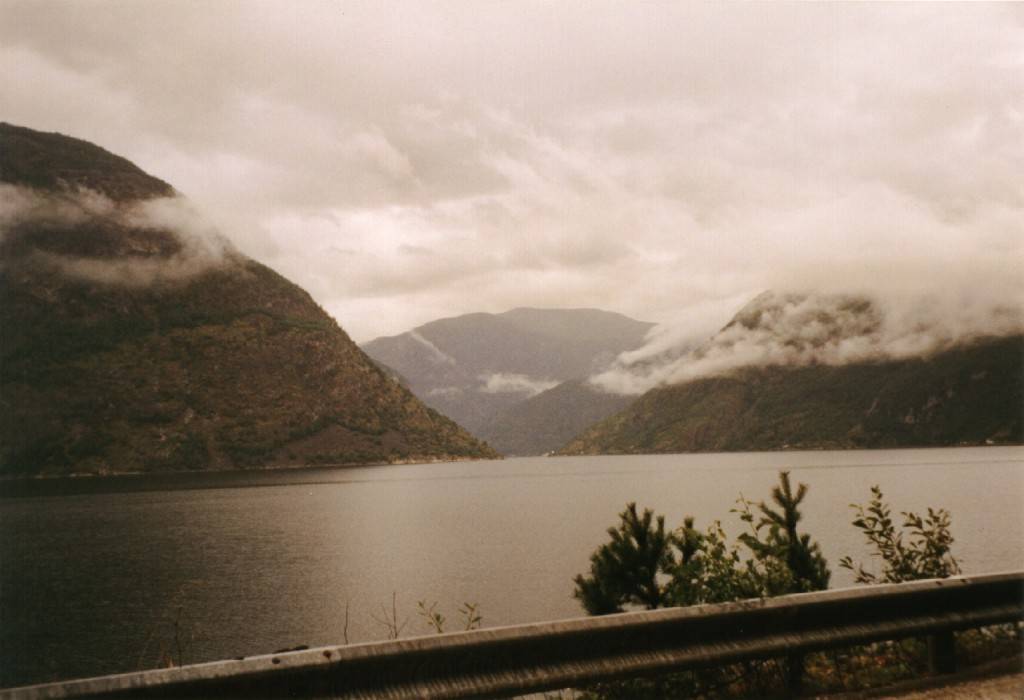 Alles wie gestern, düster, grau, regnerisch - fahren wir nach Lærdal.
