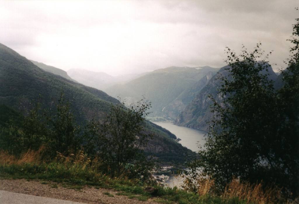 Ganz unten sieht man schon Aurland, dort wollen wir hin. Der Fjordarm endet in diesem Tal.