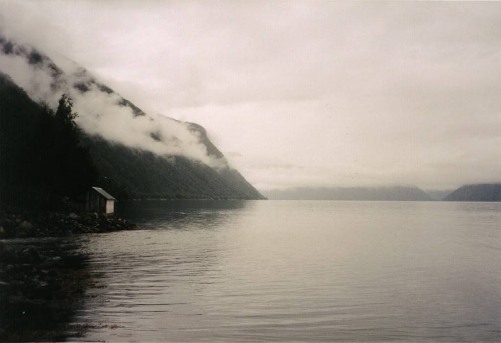Mittlerweile reichen die Wolken schon fast bis auf das Wasser hinab.