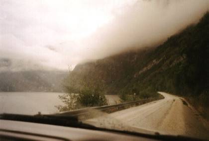 Die Stra&szlig;e am Fjord entlang ist ziemlich schmal.