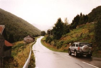 Die Stra&szlig;e ist hier nicht viel breiter als das Auto.