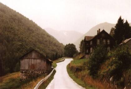Es wird noch steiler werden, die Berge sind schemenhaft im Nebel zu erkennen.