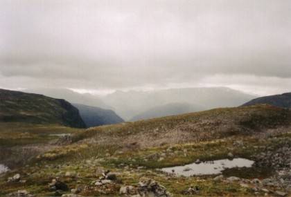 Man kann die umliegenden Berge durch den Dunst nur erahnen.