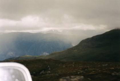 Diese Berge sind wild und sch&ouml;n, wir n&auml;hern uns dem Aurlandsfjorden.