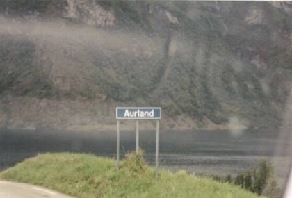 Wir haben die Serpentinen trotz Gegenverkehr unbeschadet &uuml;berstanden und sind nun in Aurland am Aurlandsfjorden.