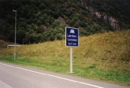 Evi will nicht &uuml;ber den Berg zur&uuml;ck - aber so ein langer Tunnel ist auch ein Abenteuer.
