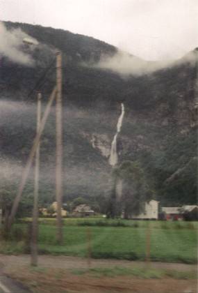 Nach einer halben Stunde im Tunnel freuen wir uns, den Wasserfall von L&aelig;rdal wiederzusehen.