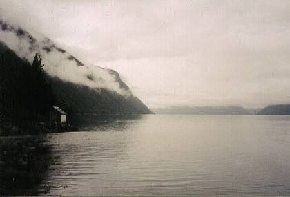 Mittlerweile reichen die Wolken schon fast bis auf das Wasser hinab.