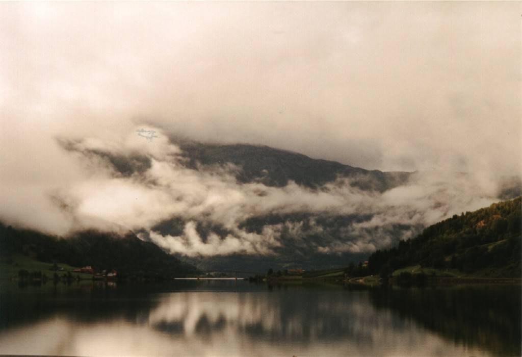 Wir sind auf der Stra&szlig;e 55 und haben Aussicht auf das Ende des Gaupnefjorden, links befindet sich Gaupne. Die Wolken sind beeindruckend.